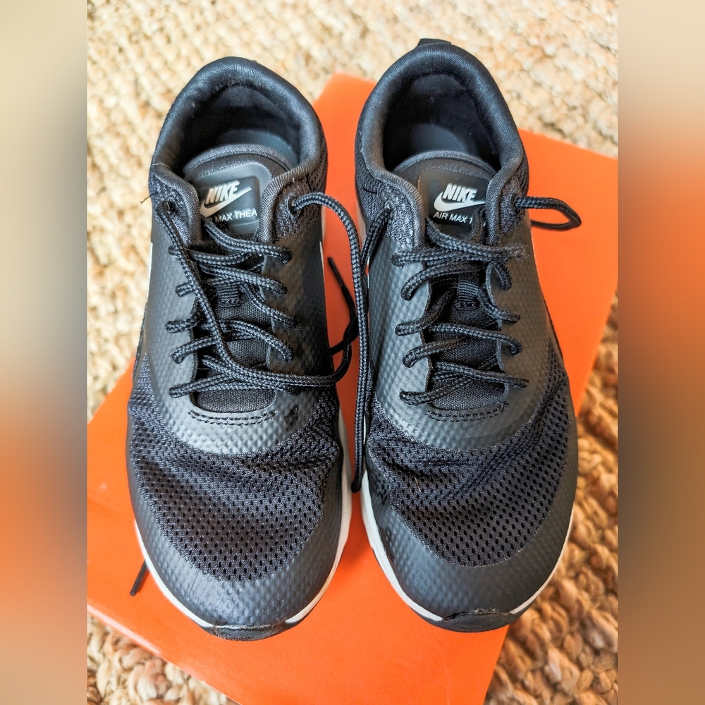 Women Nike air max thea size 6